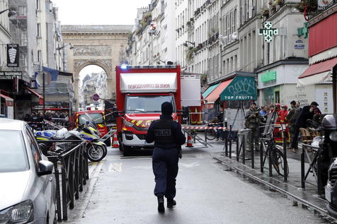 epaselect epa10377084 Police and emergency services on 'Rue d'Enghien' following a shooting incident near a Kurdish cultural centre in Paris, France, 23 December 2022. The Paris Police Prefecture annonced on its social media that a suspect was detained in connection to the incident.  EPA/TERESA SUAREZ