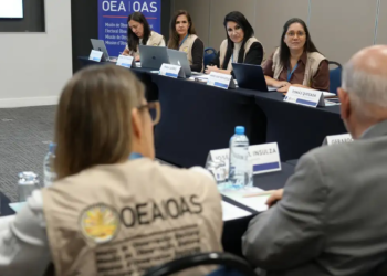 1 Foto: 01/10/2026 - Como parte das atividades de observação pré-eleitoral antes das Eleições Gerais no Brasil, o chefe da Missão de Observação Eleitoral da OEA #OEAnoBrasil se reuniu com a equipe de especialistas para conhecer vários aspectos que antecedem o domingo, 4 de outubro. A #MOE_OEA analisa temas como organização e logística eleitoral, implementação de tecnologia, justiça eleitoral, financiamento político-eleitoral, violência, campanhas, mídia e comunicação digital, entre outros. Foto: @OEA_oficial/ X